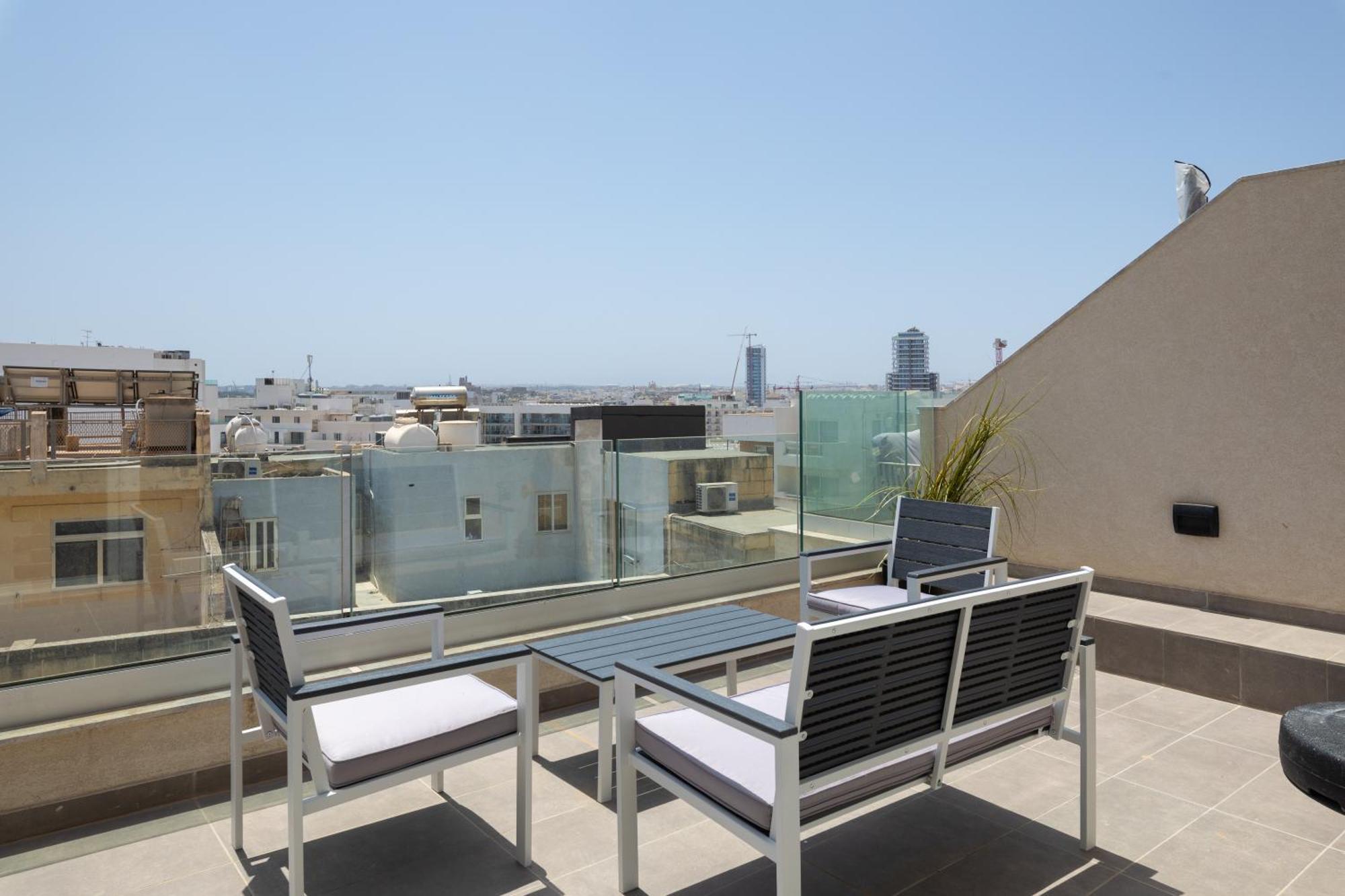 Modern 2Br Cosy Apartment With Large Terrace - Close To Manoel Island & Tigne Shopping Mall Сліма Екстер'єр фото